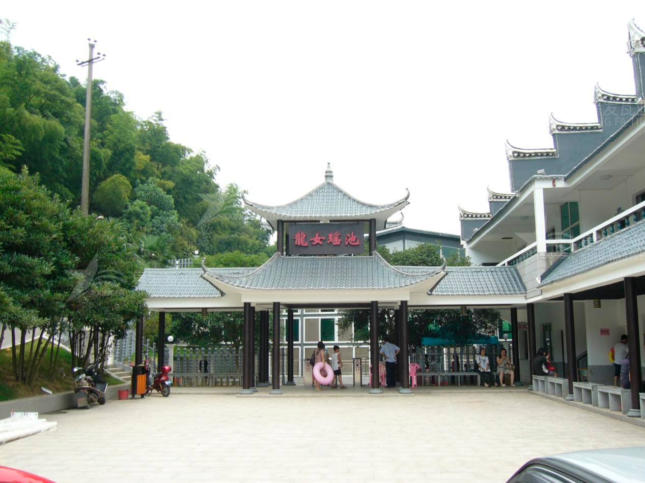 屋頂材料合成樹脂瓦和不銹鋼瓦哪個(gè)好？選擇很重要！